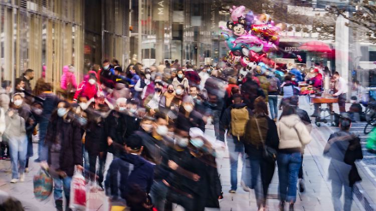 Der Einzelhandel ist noch immer weitgehend geschlossen, die Einkaufsstraßen sind trotzdem voll.