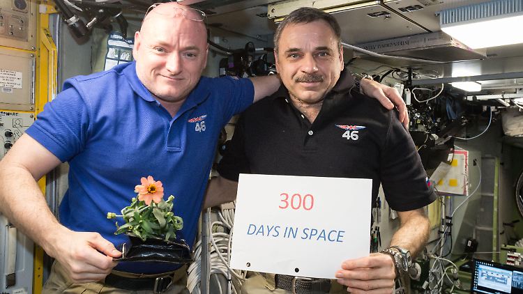 Lange in der Schwerelosigkeit: Der NASA-Astronaut Scott Kelly und der russische Kosmonaut Michail Kornienko (v.l.) feierten am 22. Januar 2016 ihren 300. Tag im Weltraum an Bord der ISS.