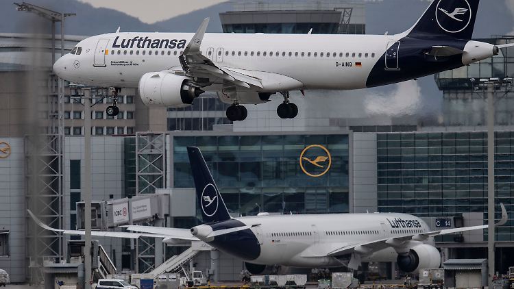 Lufthansa will stärker selbst ins Touristik-Geschäft einsteigen - und da ist Condor ein Konkurrent.  