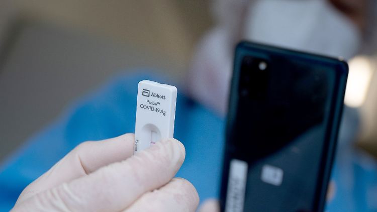 Die Mitarbeiterin eines Böblinger Testzentrums scannt ein Testergebnis ein, um es der getesteten Person digital zuzuschicken.