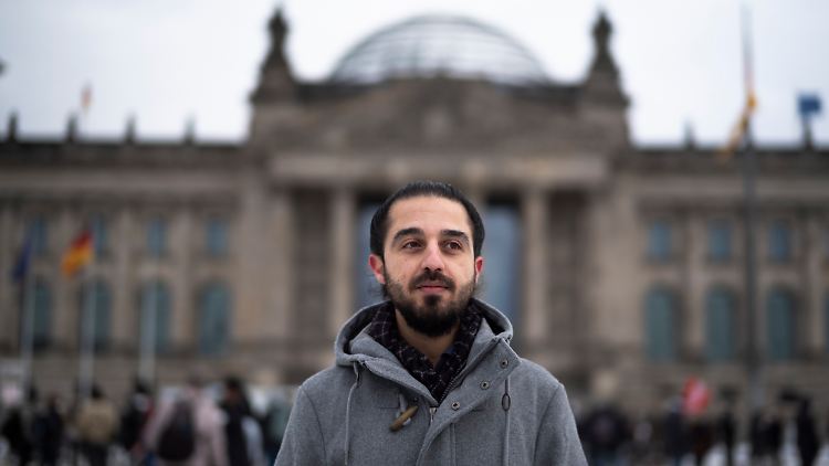 Tareq Alaows vor dem Reichstagsgebäude - die Aufnahme entstand im Februar, kurz nach der Bekanntgabe seiner Kandidatur.