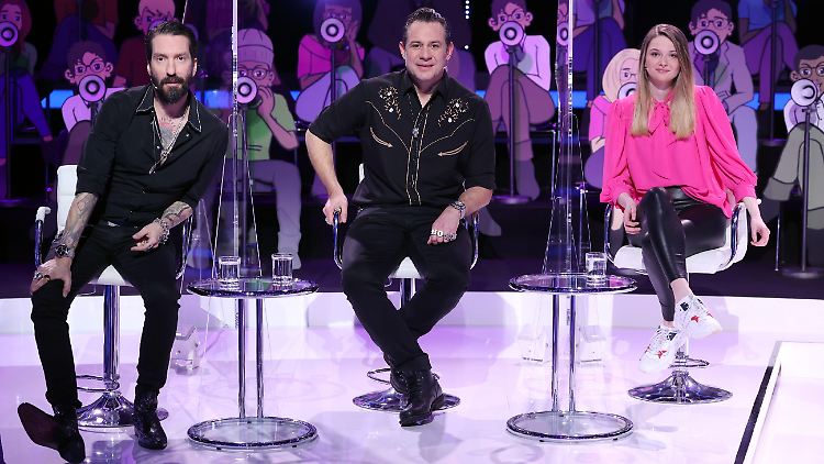 Alec Völkel (l.) und Sascha Vollmer alias The BossHoss und Superfan Marleen mussen einige schwere Enrscheidungen fällen.
