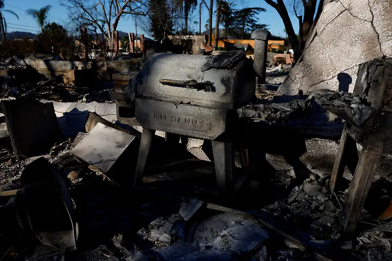 2025-01-12T210302Z-562167495-RC2E8CA7LWO8-RTRMADP-3-CALIFORNIA-WILDFIRES