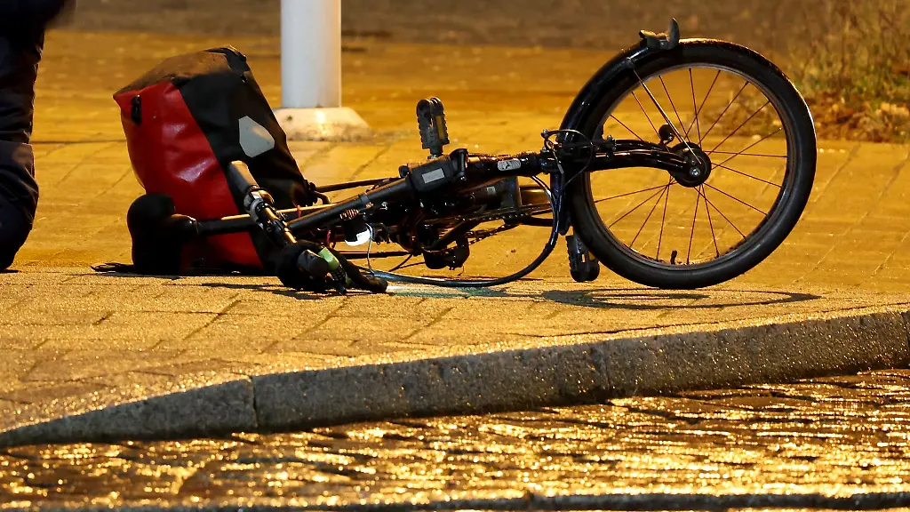 Nach-einem-Sturz-in-Rostock-Mehr-als-25-Mal-rueckten-Rettungswagen-am-Dienstagmorgen-in-der-Hansestadt-zu-Einsaetzen-aus