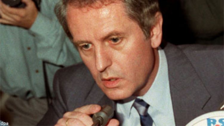 Uwe Barschel bei der spektakulären "Ehrenwort"-Pressekonferenz 1987, in der er seine Unschuld beteuerte.