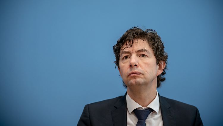 Für den Charité-Virologen Christian Drosten steht fest: "Kontakte müssen reduziert werden."