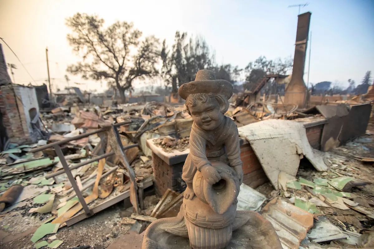 2025-01-09T224629Z-1113405276-RC2J6CAZDMID-RTRMADP-3-CALIFORNIA-WILDFIRES