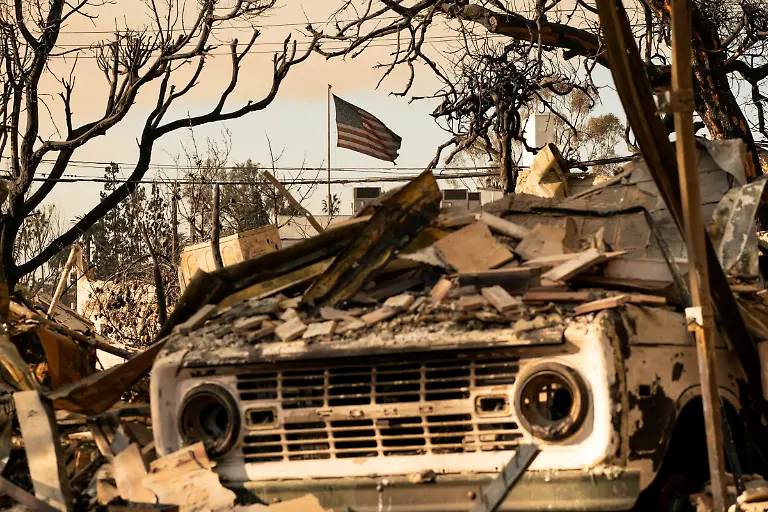 2025-01-11T195311Z-1956877604-RC2S7CA816MI-RTRMADP-3-CALIFORNIA-WILDFIRES