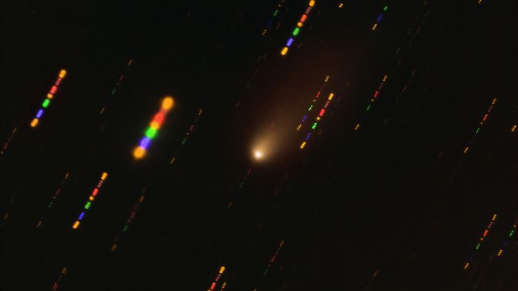 Aufnahme des VLT der ESO Ende 2019, als der Komet Borisov in der Nähe der Sonne vorbeizog. Da er mit etwa 175.000 km/h unterwegs war, erschienen die Hintergrundsterne als Lichtstreifen, als das Teleskop der Bahn des Kometen folgte.