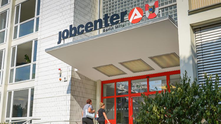 Insgesamt zeigt der Arbeitsmarkt deutliche Spuren der seit einem Jahr andauernden Corona-Krise.