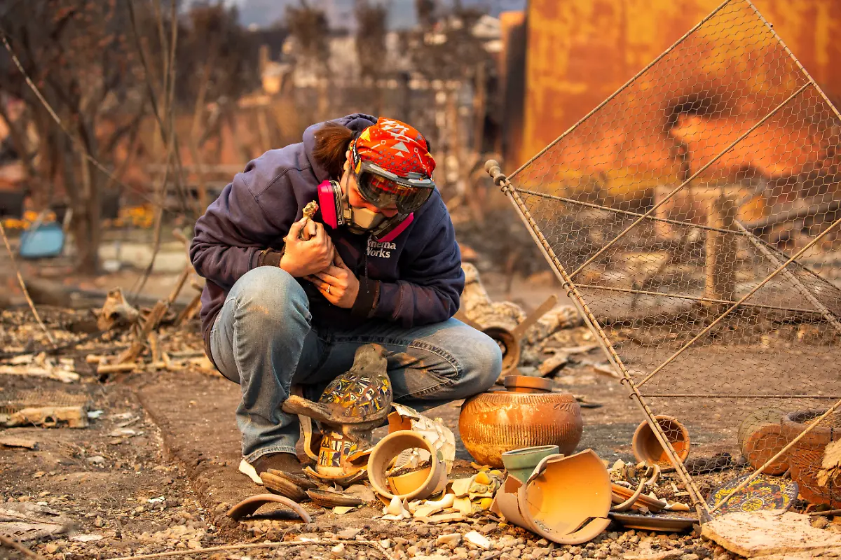 2025-01-09T224612Z-1348732149-RC2A6CALH4CQ-RTRMADP-3-CALIFORNIA-WILDFIRES