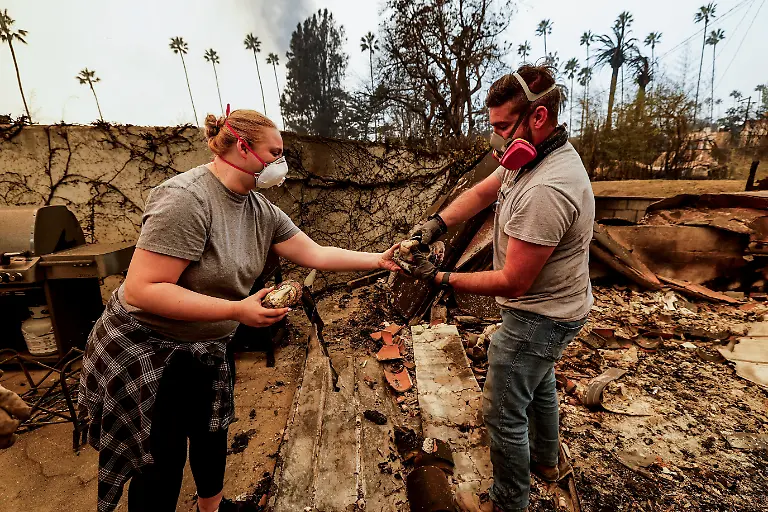 2025-01-09T202105Z-315514357-RC2J6CAB3LDY-RTRMADP-3-CALIFORNIA-WILDFIRES