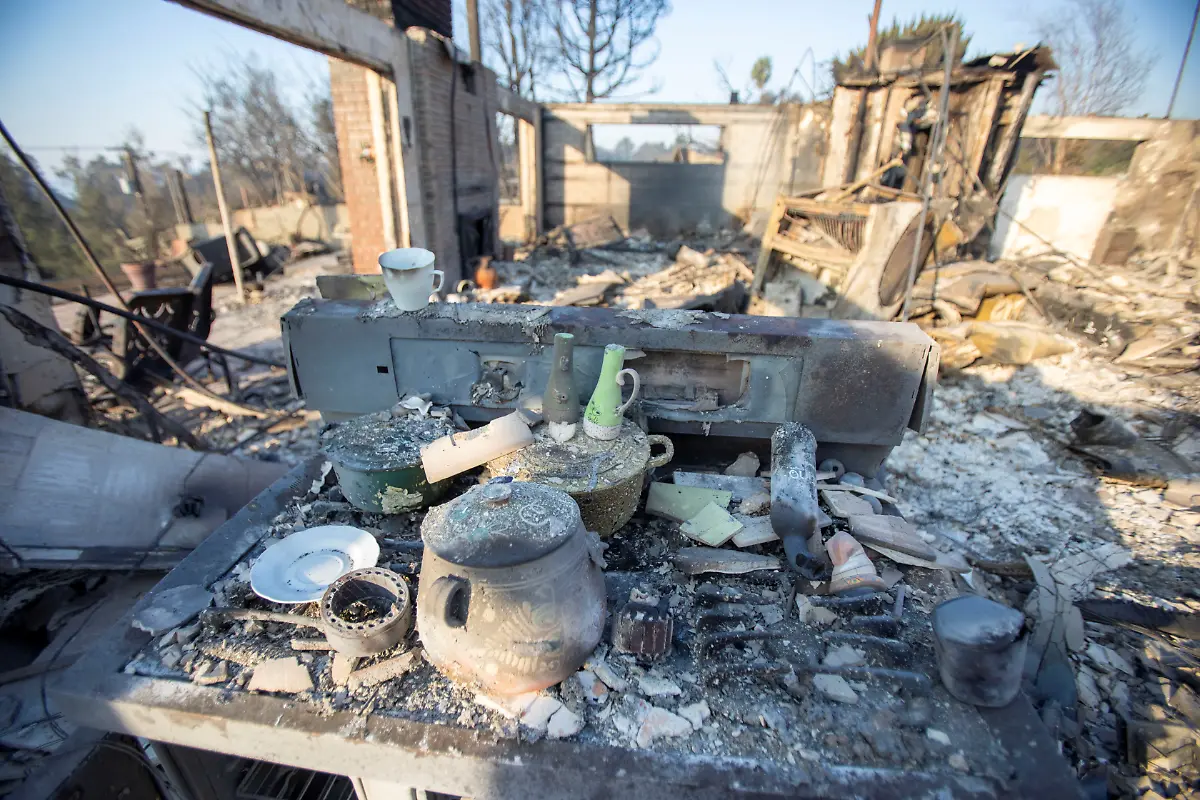 2025-01-11T190153Z-979774858-RC2S7CAZMTT1-RTRMADP-3-CALIFORNIA-WILDFIRES