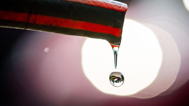 Ein Wassertropfen fällt aus einem Schlauch. Foto: Frank Rumpenhorst/dpa/Symbolbild