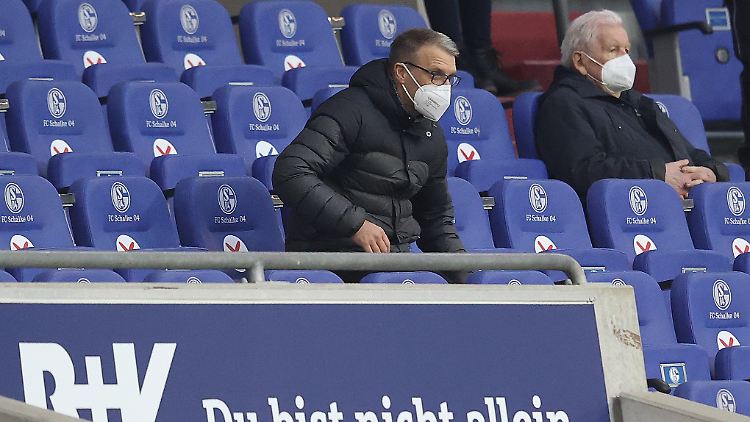 Peter Knäbel nimmt im Vorstand des FC Schalke Platz.