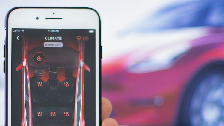 In einem Tesla kann man per App bereits die Innenraumtemperatur steuern.