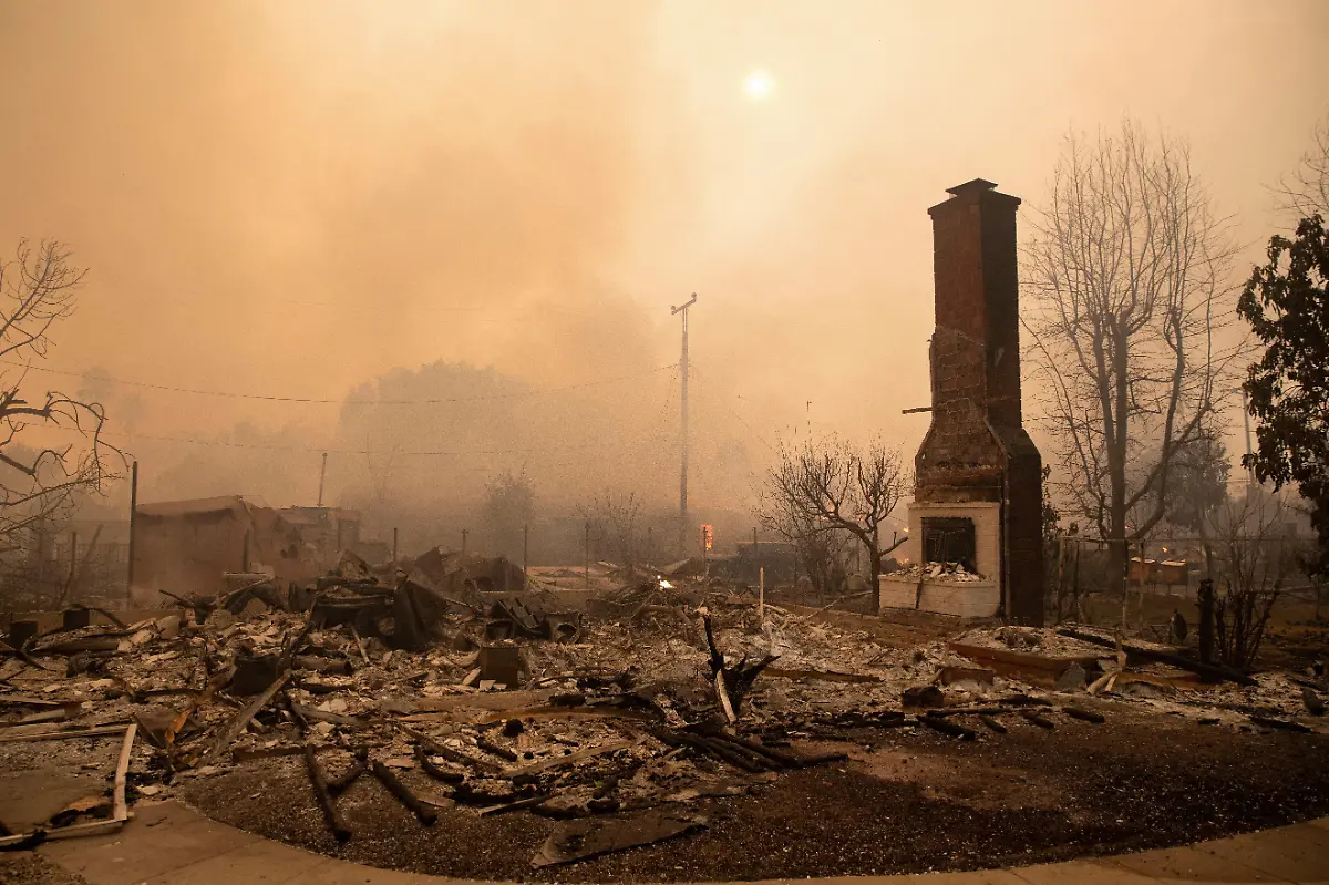 2025-01-09T232849Z-1959257698-RC256CAVM9YY-RTRMADP-3-CALIFORNIA-WILDFIRES-PICTURES