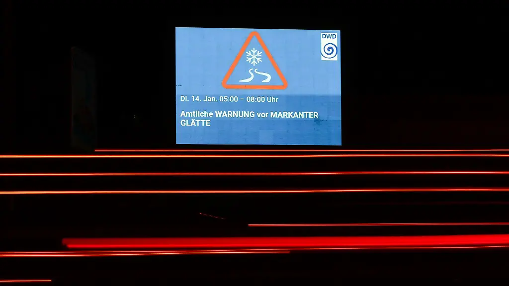 Wegen-Glatteisgefahr-befindet-sich-die-Stadtreinigung-Hamburg-seit-den-fruehen-Morgenstunden-im-Volleinsatz