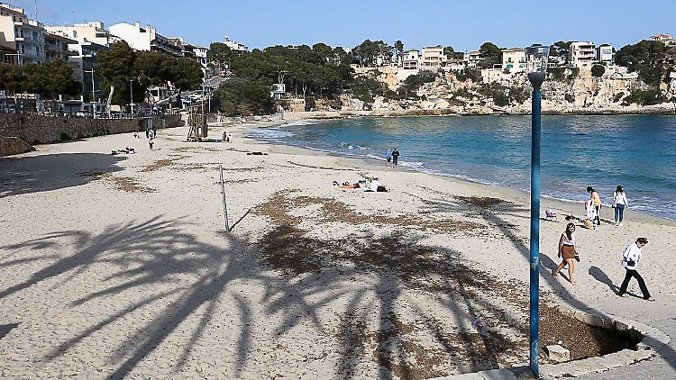 Nicht viel los. An Mallorcas Stränden, wie hier in Porto Christo am 30. März, tummeln sich deutlich weniger Touristen als sonst um die Osterzeit. 