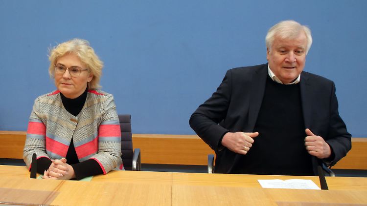 Anfang März schien noch Einigkeit zwischen Christine Lambrecht und Horst Seehofer über die Streichung des Begriffs "Rasse" zu bestehen. 