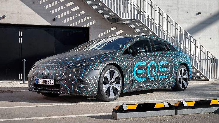Noch ist die elektrische S-Klasse von Mercedes, der EQS, nicht vollständig enttarnt.