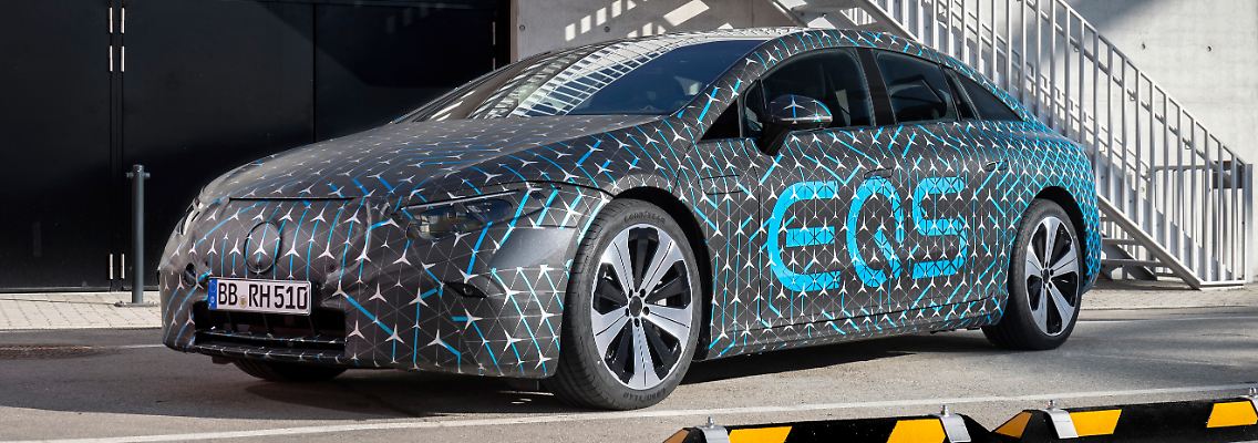Noch ist die elektrische S-Klasse von Mercedes, der EQS, nicht vollständig enttarnt.
