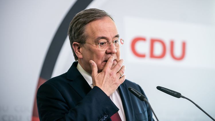"Die Lage ist extrem ernst, und da sind alle im Moment dabei, alle Möglichkeiten zu prüfen", sagt Laschet.