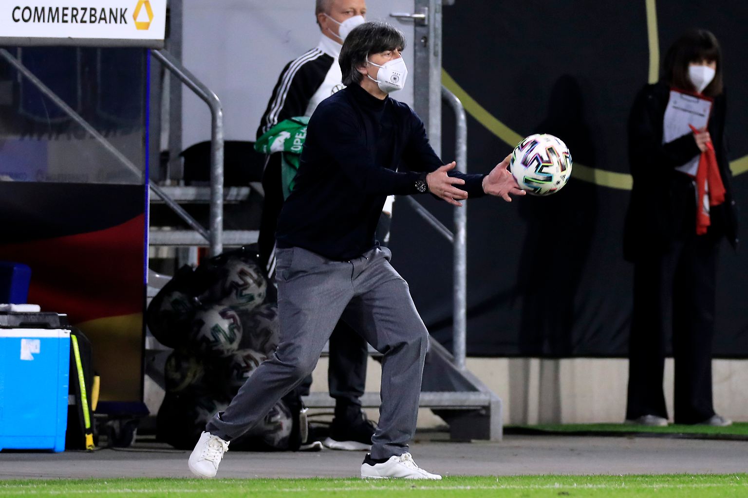 Joachim Löw ruderte 20 Meter außerhalb seiner Coaching-Zone wild mit den Armen, er zeterte und schimpfte - alles vergeblich. Eine weitere blamable Pleite hat die zarte Aufbruchstimmung in der deutschen Nationalmannschaft im Keim erstickt. 