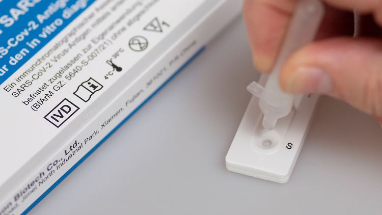 Das Ergebnis bei einem Schnelltest ist nach 15 Minuten ablesbar.