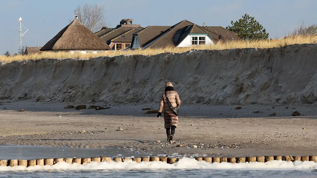 Bei-der-leichten-Sturmflut-in-der-Ostsee-ist-Sand-an-den-Kuesten-abgetragen-worden-Sorgen-machen-sich-die-Behoerden-deshalb-nicht