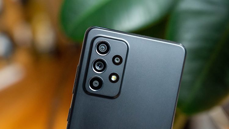 Das Samsung Galaxy A52 hat eine griffige Rückseite aus Kunststoff.
