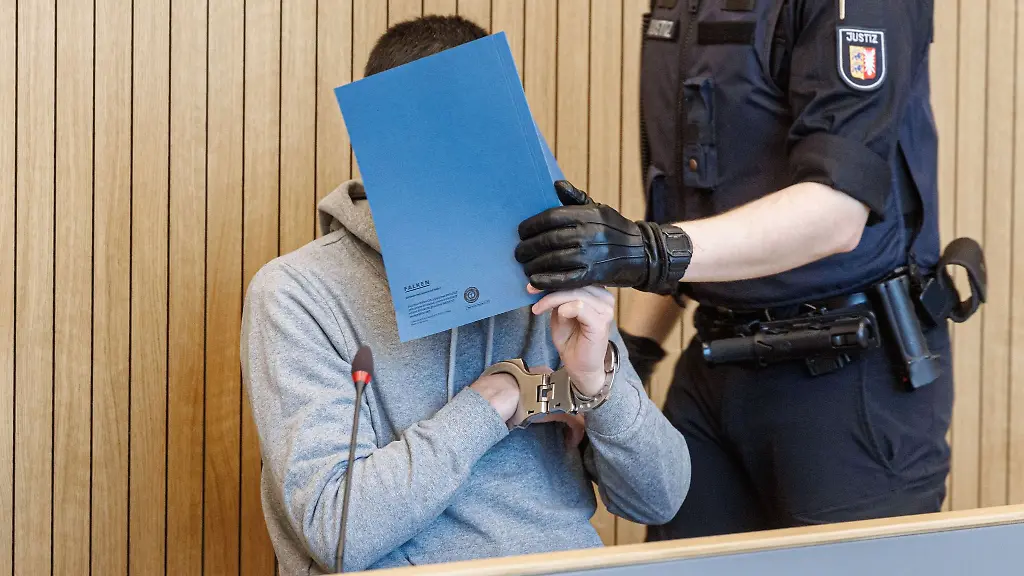 Der-36-Jahre-alte-Angeklagte-muss-sich-seit-Montag-wegen-eines-Einbruchs-in-ein-Luebecker-Juweliergeschaeft-vor-Gericht-verantworten