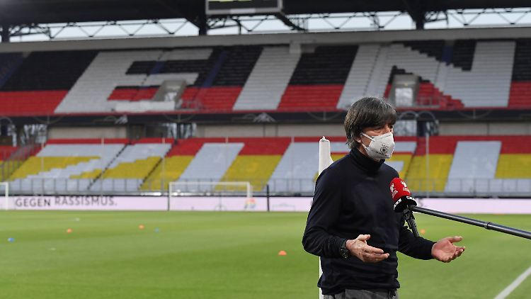 Joachim Löw in Erklärungsnot nach der bitteren Niederlage gegen Nordmazedonien.