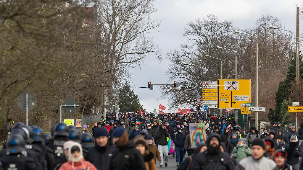Ermittlungen-gegen-Riesaer-wegen-Angriffs-auf-Beamte-bei-Protest-gegen-AfD-Bundesparteitag-in-Riesa