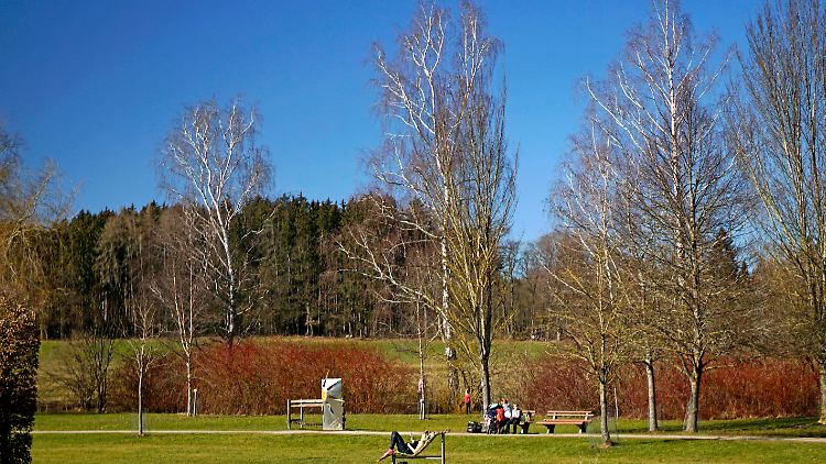 Im Kurpark Bad Wörishofen genießen die Menschen Natur und Sonne.