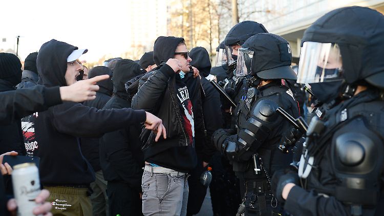 "Nervöser und aggressiver": "Querdenker"-Demonstration gegen die Anti-Corona-Maßnahmen im November in Leipzig.