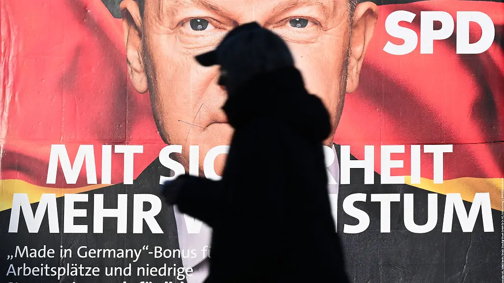 Bundeskanzler-Scholz-ist-auf-vielen-Plakaten-zu-sehen