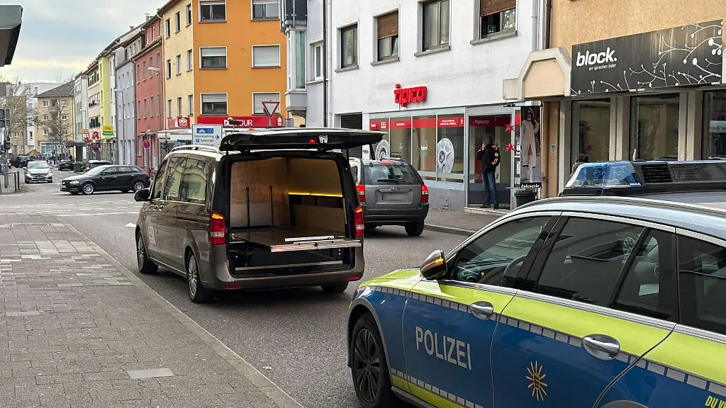 Ein-Leichenwagen-parkt-vor-dem-Haus-in-der-Innenstadt-von-Bruchsal-Vor-wenigen-Stunden-spielte-sich-hier-ein-toedlicher-Polizeieinsatz-ab