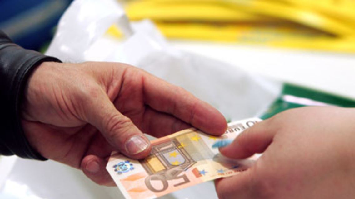 In Deutschland gelten Flächentarifverträge für mehr als 200 Berufe. Rund 18,2 Millionen Arbeitnehmerinnen und Arbeitnehmer arbeiten tariflich gebunden, Tendenz abnehmend.