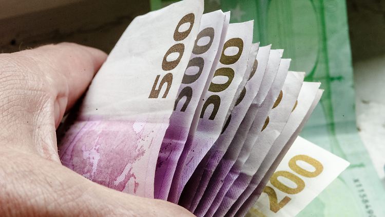 Die 500-Euro-Scheine sind nach wie vor gesetzliches Zahlungsmittel und können ohne zeitliche Begrenzung bei den nationalen Notenbanken im Euroraum umgetauscht werden.