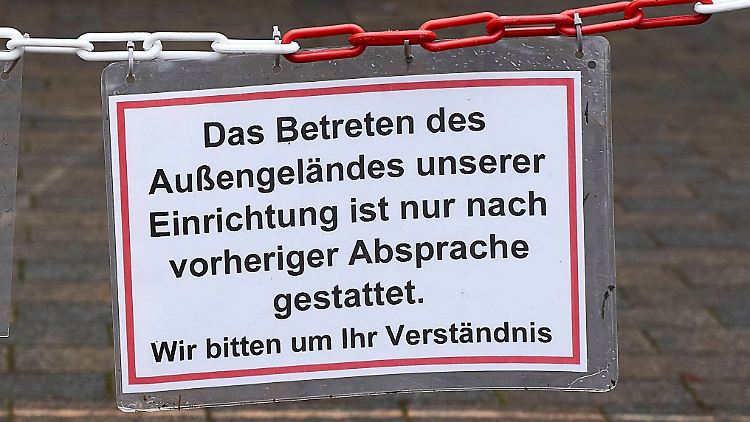 Schilder wie diese vor einer Pflegeeinrichtung in Hannover sind hoffentlich bald nicht mehr nötig.