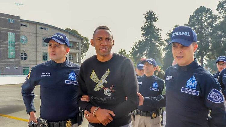 Jhon Viáfara und seine Begleiter von Interpol.