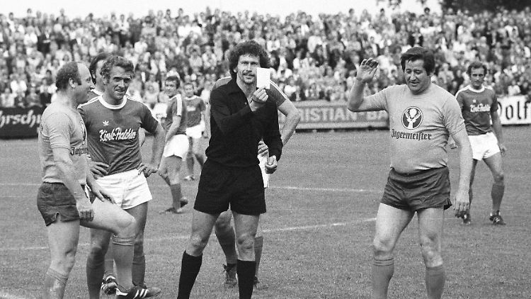 Paul Breitner kennt sich mit Roten Karten aus: Der Weltstar ließ sich seine Karriere nachdrücklich entsprechend beenden.