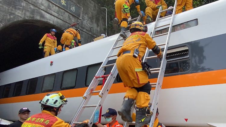 Rettungskräfte bargen bislang mehr als 50 Tote.