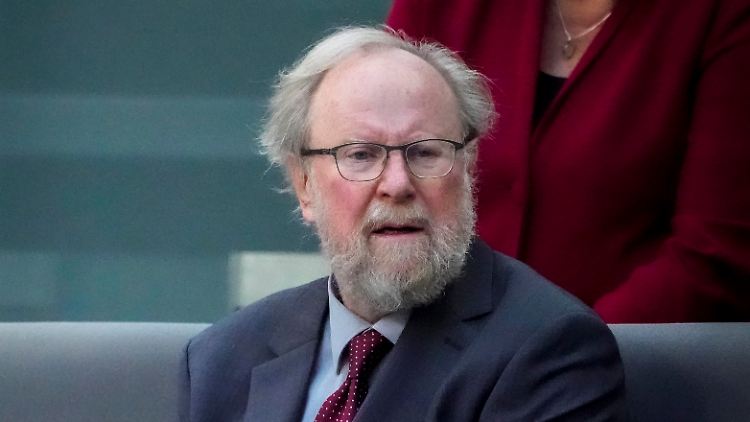 "Ich wünsche mir aufmerksame Lernbereitschaft bei Mehrheiten und unaggressive Erklärbereitschaft bei Minderheiten", sagt Thierse.