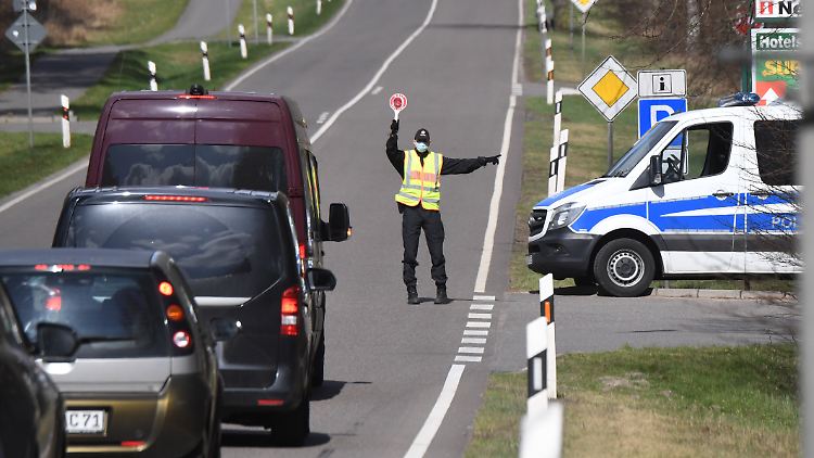 Unter anderem an der B96 vor Neustrelitz kontrolliert die Polizei, ob das Verbot touristischer Einreisen eingehalten wird.