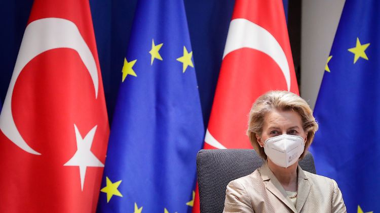 Mitte März hat EU-Kommissionschefin von der Leyen bereits bei einer Videokonferenz mit dem türkischen Präsidenten Erdogan gesprochen.