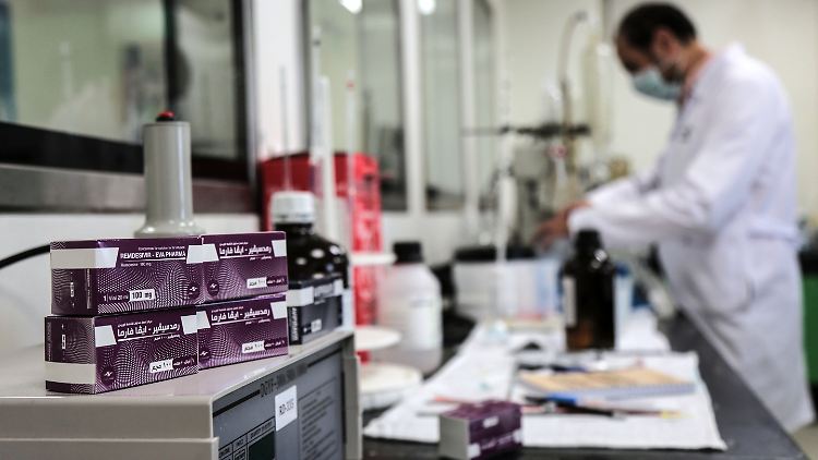 Ein Mitarbeiter des ägyptischen Pharmaunternehmens "Eva Pharma" arbeitet an der Produktion des Wirkstoffs Remdesivir.