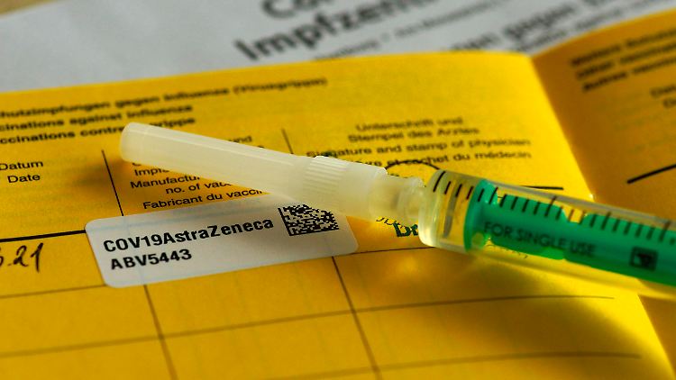 "Ein Mann von 69 Jahren mit Hypertonus und Diabetes sollte vielleicht eher die Impfung erhalten als eine 72-jährige Triathletin", sagt der Chef des Hausärzteverbands  Ulrich Weigeldt. 