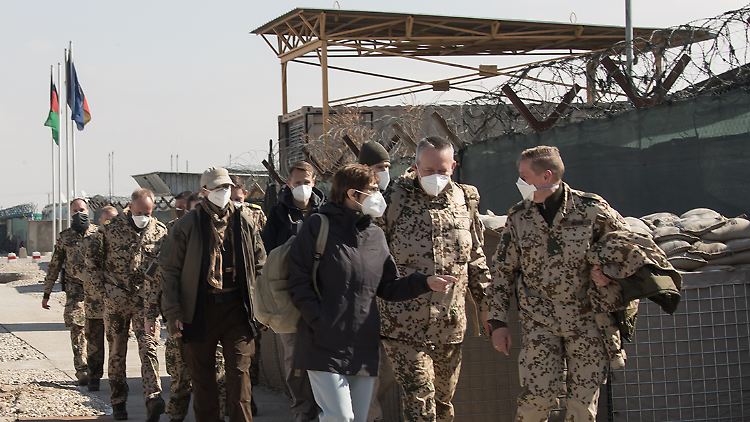 Im Februar hat Verteidigungsministerin Kramp-Karrenbauer die Soldaten in Afghanistan besucht.